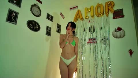 Snapshot of allisson_rose chatting on 10/31/25, 04:35 Alli online show from 10/31/25, 04:35