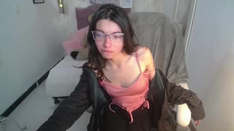 Snapshot of alllyson_ chatting on 11/26/25, 08:21 alison online show from 11/26/25, 08:21