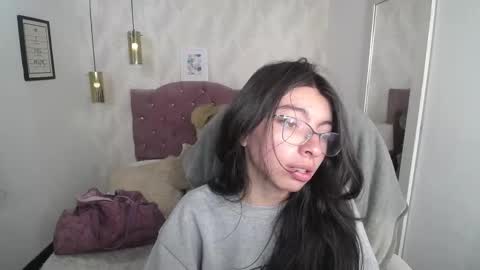 Snapshot of alllyson_ chatting on 12/18/25, 08:15 alison online show from 12/18/25, 08:15