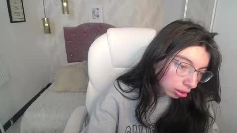 Snapshot of alllyson_ chatting on 12/19/25, 07:54 alison online show from 12/19/25, 07:54