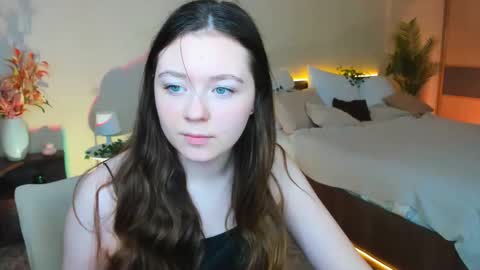 Snapshot of alluringeyess chatting on 10/18/25, 04:37 alluringeyess online show from 10/18/25, 04:37