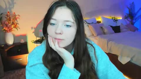 Snapshot of alluringeyess chatting on 10/19/25, 04:35 alluringeyess online show from 10/19/25, 04:35