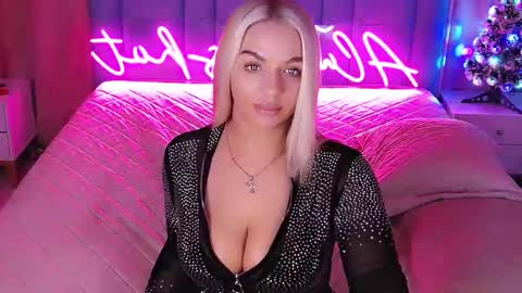 Snapshot of allwayshottt chatting on 12/19/25, 02:07 AlwaysHot online show from 12/19/25, 02:07