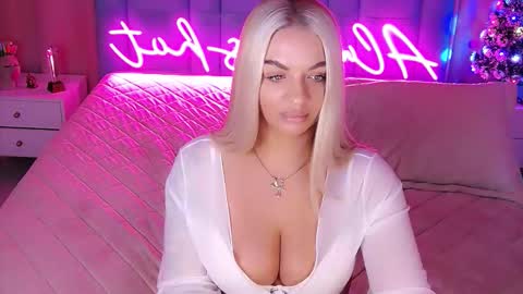 Snapshot of allwayshottt chatting on 12/23/25, 02:09 AlwaysHot online show from 12/23/25, 02:09