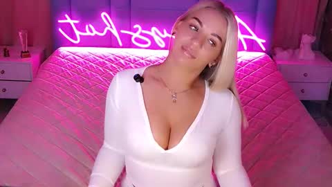 Snapshot of allwayshottt chatting on 02/04/26, 02:17 AlwaysHot online show from 02/04/26, 02:17