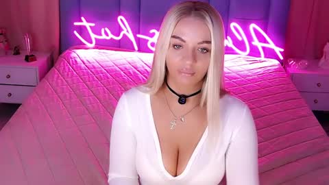 Snapshot of allwayshottt chatting on 03/15/26, 02:28 AlwaysHot online show from 03/15/26, 02:28