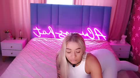 Snapshot of allwayshottt chatting on 04/09/26, 02:11 AlwaysHot online show from 04/09/26, 02:11