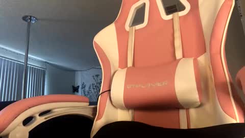 Snapshot of allyoursss1212 chatting on 11/13/25, 06:29 Ally Girl In Her Ally World online show from 11/13/25, 06:29