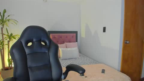 Snapshot of allysnow chatting on 09/22/25, 10:50 Kelly online show from 09/22/25, 10:50