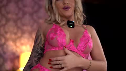 Snapshot of almavelia chatting on 11/14/25, 09:13 Alma online show from 11/14/25, 09:13