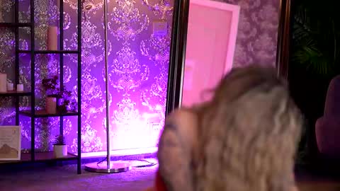 Snapshot of almavelia chatting on 11/27/25, 08:44 Alma online show from 11/27/25, 08:44