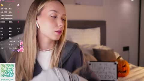 Snapshot of alodiaacomb chatting on 10/17/25, 03:10 Lia online show from 10/17/25, 03:10