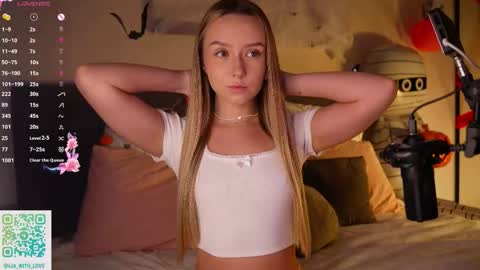 Snapshot of alodiaacomb chatting on 10/29/25, 03:42 Lia online show from 10/29/25, 03:42