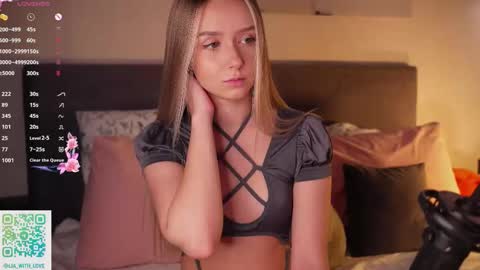 Snapshot of alodiaacomb chatting on 11/22/25, 03:27 Lia online show from 11/22/25, 03:27