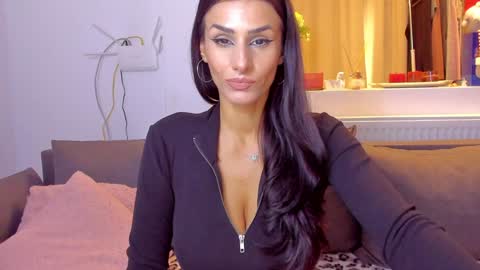 Snapshot of alphaqueenx chatting on 11/16/25, 10:10 Michelle online show from 11/16/25, 10:10