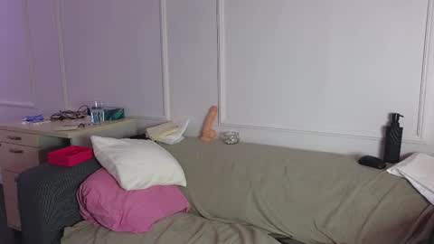 Snapshot of alyarei chatting on 02/18/26, 02:13 alyarei online show from 02/18/26, 02:13