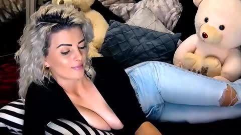 Snapshot of alyblonde chatting on 12/11/24, 01:28 aly online show from 12/11/24, 01:28