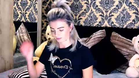 Snapshot of alyblonde chatting on 12/20/24, 10:05 aly online show from 12/20/24, 10:05