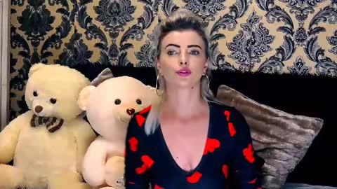 Snapshot of alyblonde chatting on 12/20/24, 01:11 aly online show from 12/20/24, 01:11