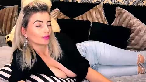 Snapshot of alyblonde chatting on 01/11/25, 12:29 aly online show from 01/11/25, 12:29