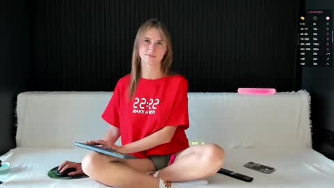 Snapshot of alyona_24 chatting on 09/27/25, 01:05 Alena online show from 09/27/25, 01:05