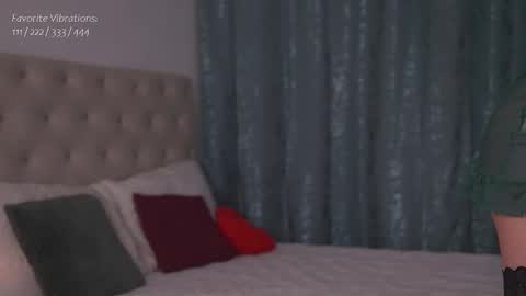 Snapshot of alyonaqueen_ chatting on 02/13/25, 04:22 Alyona online show from 02/13/25, 04:22