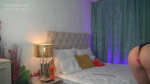 Snapshot of alyonaqueen_ chatting on 02/21/25, 08:27 Alyona online show from 02/21/25, 08:27