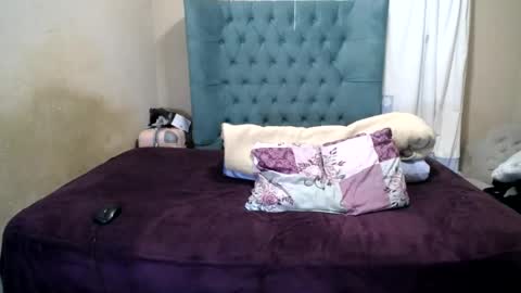 Snapshot of alyssabrownx chatting on 06/19/26, 03:27 alyssabrownx online show from 06/19/26, 03:27