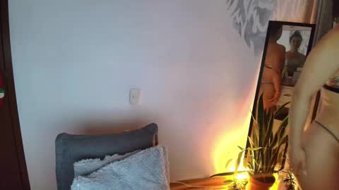 Snapshot of alyssia_wolds_1 chatting on 10/14/25, 12:44 alyssia wolds online show from 10/14/25, 12:44