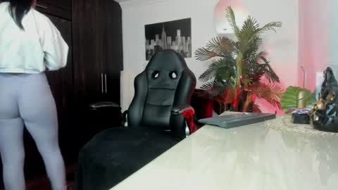 Snapshot of amaia_bushida chatting on 03/27/26, 02:28 anny online show from 03/27/26, 02:28