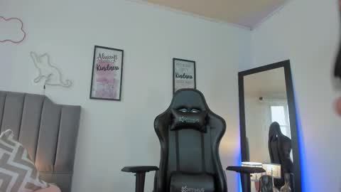 Hi Im AmaiaHelp me reach 100 likes online show from 11/17/25, 07:41