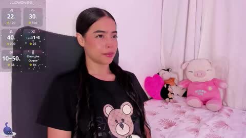 Snapshot of amaliaandrade chatting on 10/23/25, 04:45 Amalia    real MIA  online show from 10/23/25, 04:45