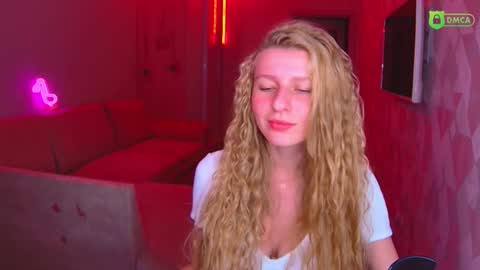 Snapshot of amaliaqueen999 chatting on 11/28/25, 03:25 Amalia online show from 11/28/25, 03:25