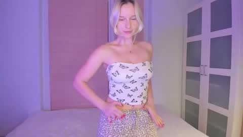 Snapshot of amanda0054 chatting on 12/15/25, 11:42 Amanda online show from 12/15/25, 11:42