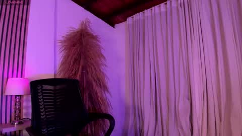 Snapshot of amanda_26 chatting on 11/10/25, 01:48 Luisa online show from 11/10/25, 01:48