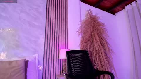 Snapshot of amanda_26 chatting on 11/29/25, 01:52 Luisa online show from 11/29/25, 01:52