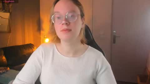 Snapshot of amanda_butlerr chatting on 10/11/25, 09:19 Hi im Amanda online show from 10/11/25, 09:19