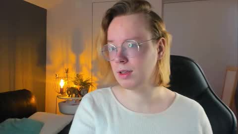 Snapshot of amanda_butlerr chatting on 10/18/25, 10:05 Hi im Amanda online show from 10/18/25, 10:05