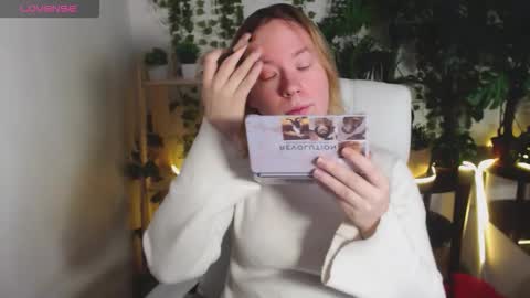 Snapshot of amanda_butlerr chatting on 12/17/25, 08:42 Hi im Amanda online show from 12/17/25, 08:42