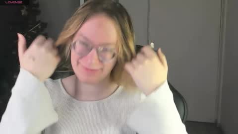 Snapshot of amanda_butlerr chatting on 12/18/25, 09:15 Hi im Amanda online show from 12/18/25, 09:15