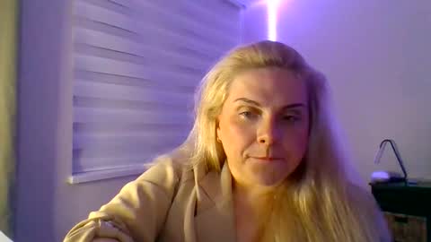 Snapshot of amandainbloom chatting on 11/20/25, 06:02 Amanda online show from 11/20/25, 06:02