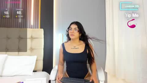 Snapshot of amara_lune chatting on 06/19/26, 02:32 online show from 06/19/26, 02:32