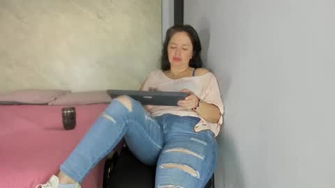 Snapshot of amara_luxe chatting on 11/25/25, 08:09 amara_luxe online show from 11/25/25, 08:09