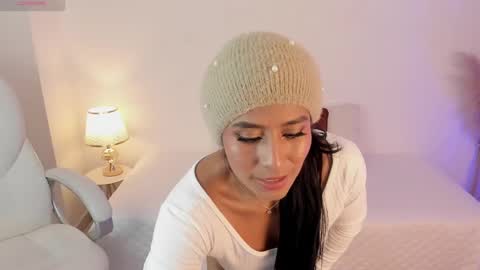 Snapshot of amaraht_ chatting on 02/19/25, 10:42 Amara online show from 02/19/25, 10:42