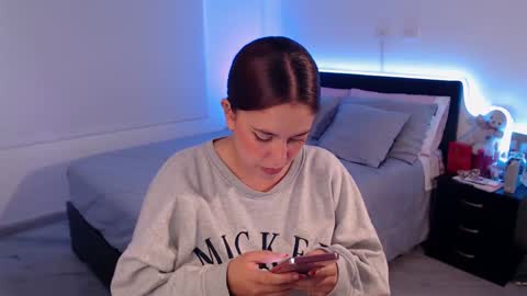 Snapshot of amarat_jolie chatting on 01/07/25, 04:37 Mila online show from 01/07/25, 04:37