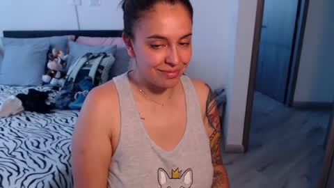 Snapshot of amarat_jolie chatting on 01/18/25, 05:59 Mila online show from 01/18/25, 05:59