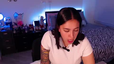 Snapshot of amarat_jolie chatting on 02/19/25, 12:03 Mila online show from 02/19/25, 12:03