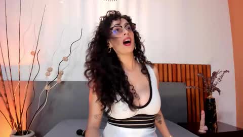 Snapshot of amarayasbel chatting on 12/17/25, 06:03 Amara Yasbel online show from 12/17/25, 06:03