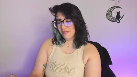 Snapshot of amaryllis_vizcaya chatting on 01/25/25, 01:43 Katt online show from 01/25/25, 01:43