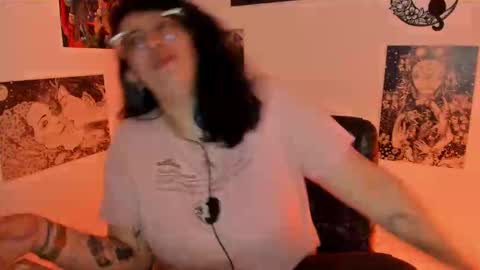 Snapshot of amaryllis_vizcaya chatting on 10/21/25, 10:21 Katt online show from 10/21/25, 10:21